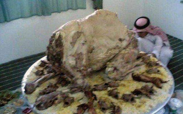 法国不允许男司机穿短裤上班 司机改穿裙子抗议(图)|JDB电子(图3) JDB电子