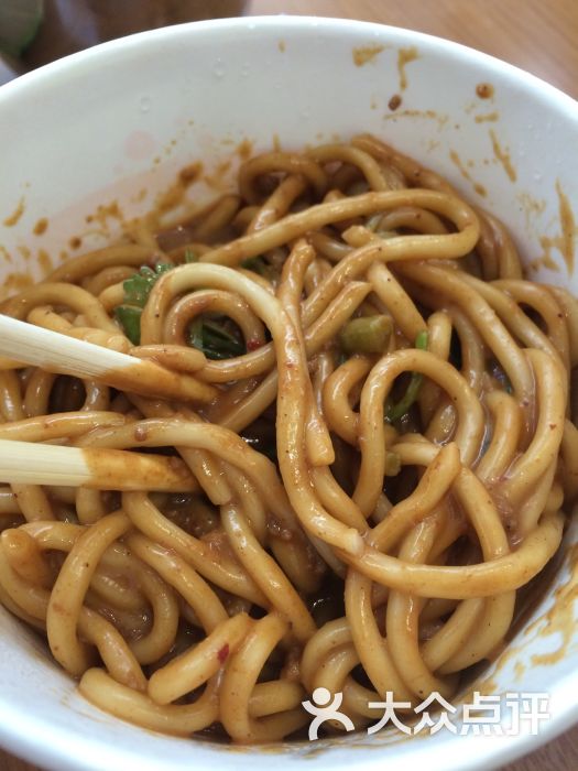 惬意父子时光!阿隆索带儿子在慕尼黑玩滑雪_JDB电子游戏官网(图2) JDB电子游戏官网